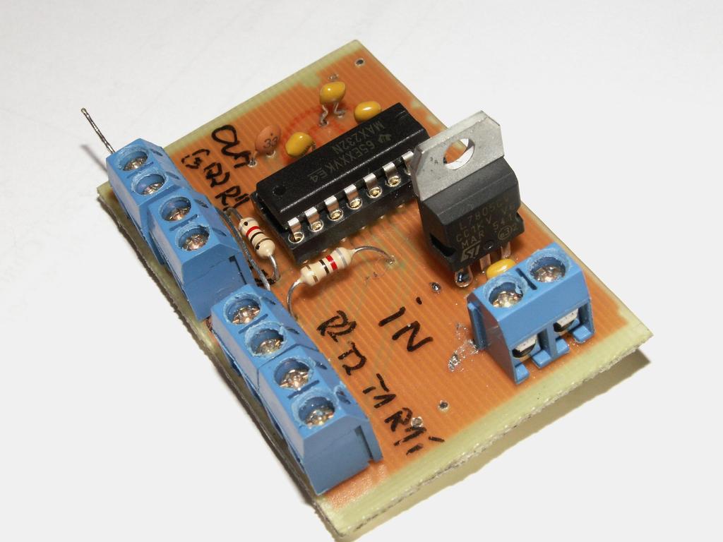 RS-232 oraz LCD Płytka NanoBoard NB-1 jest wyposażona w konwerter napięć pomiędzy portem szeregowym, a układami TTL (np.