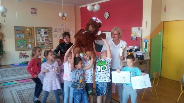 Podczas spotkania Państwowy Powiatowy Inspektor Sanitarny w Kłobucku zainaugurowała realizację II edycji projektu oraz przeczytała przedszkolakom bajkę o dzielnym niedźwiadku Szczepanie.