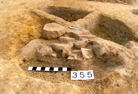 Excavation I/2002. An Urnfield culture grave object 168 (photo by M. Masojć) Ryc. 15. Budziszów Wielki, stan. 20, gm. Wądroże Wielkie, woj. dolnośląskie. Wykop I/2002.