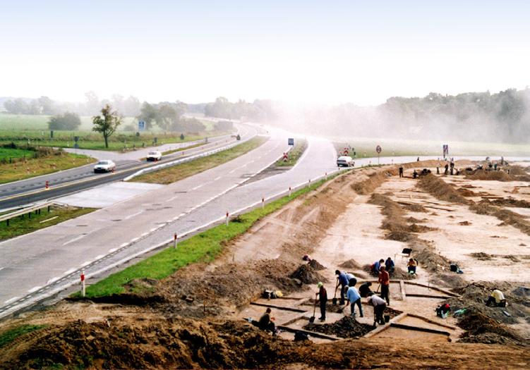 RAPORT 2005-2006 Ryc. 2. Budziszów Wielki, stan. 20, gm. Wądroże Wielkie, woj. dolnośląskie. Wykop I/2002 w trakcie badań. Widok od strony północno-zachodniej.