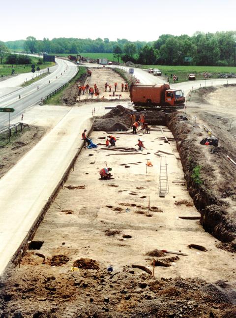 Excavation I/2002 during the study. The view from the northwest. Difficult working conditions due to the dust raised by the machines making aggregate (photo by W. Waniek) Uniwersytetu im.