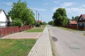 Transport i łączność W ramach środków z Funduszu Sołeckiego w transporcie i łączności w 2017 roku została wydatkowana na kwotę 52 033,14 zł w tym między innymi na : 1) budowa chodnika przy drodze