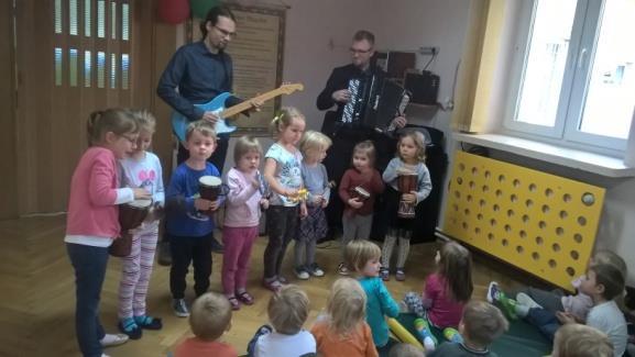 Miały też możliwość zagrania razem z gitarzystą i zatańczenia w rytm granych melodii.