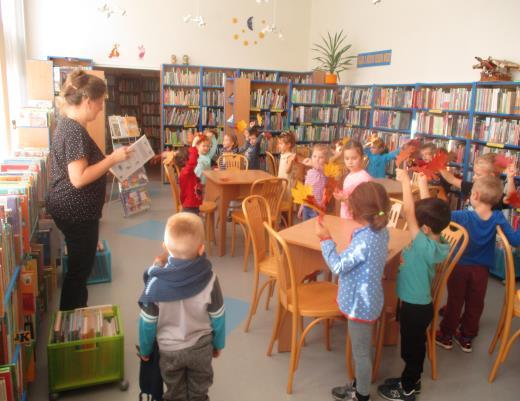 WYCIECZKI DO BIBLIOTEKI Krasnoludki, Misie, Tygryski, Smerfy i Sowy uczestniczyły w zajęciach