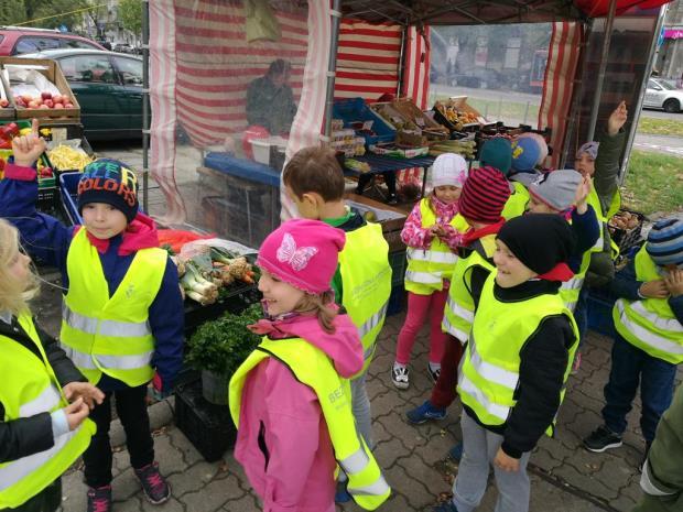 Następnie w grupach układały obrazek kotka z sześciennych klocków.
