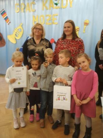 Dzięki zaangażowaniu rodziców dzieci przynosiły do przedszkola różne gatunki jabłek, chipsy z jabłek, soki jabłkowe kupione ale też wykonane przez Kasię i jej tatę.