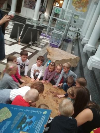 WYCIECZKA DO MUZEUM GEOLOGICZNEGO Dnia 12 października Smerfy odwiedziły Muzeum Geologiczne przy ul.