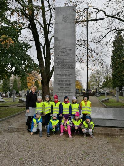 WYCIECZKA NA CMENTARZ WAWRZYSZEWSKI W związku z dniem Wszystkich Świętych Sowy wybrały się na pobliski Cmentarz Wawrzyszewski w celu posprzątania grobów oraz zapalenia