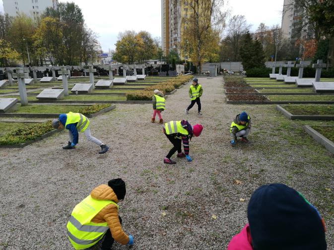 Na Cmentarzu Wawrzyszewskim duża część grobów to nagrobki przedwojenne, oraz kwatera wojenna 500 żołnierzy 30 Pułku Strzelców Kaniowskich poległych w obronie północnych