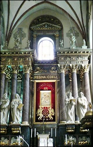 W ołtarzu głównym znajduje się obraz Matki Bożej z XV wieku.