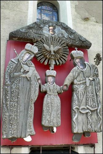 Józefa są obrazy przedstawiające m. in. papieża poświęcającego korony św. Józefa; św. Józef błogosławi Kalisz; Obraz Suplikacje do św.