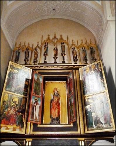 W kościele jest monstrancja wieżyczkowa z pocz. w. XVI z figurkami Chrystusa Odkupiciela i Matki Boskiej, oraz św.