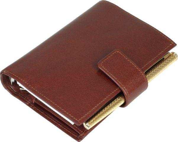 5 małych kieszonek, w tym min. 2 na wizytówki, szlufka na długopis. 2 MATERIAŁ ekoskóra 3 WYMIARY 30,5 cm x 22 cm x 4 cm logo RPO WM, hasło, formułka, egz. bezpł.