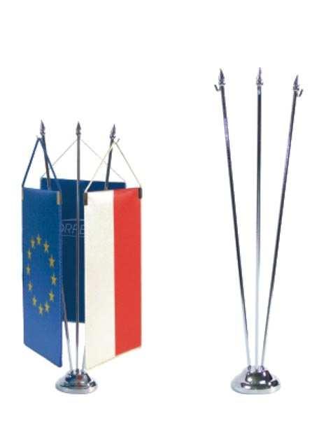 8 PAKOWANIE KaŜda flaga zapakowana w torebkę foliową, dodatkowo kaŝdy stojak wraz z proporczykami zapakowany w pudełeczko z etykietą zawierającą opis tj.