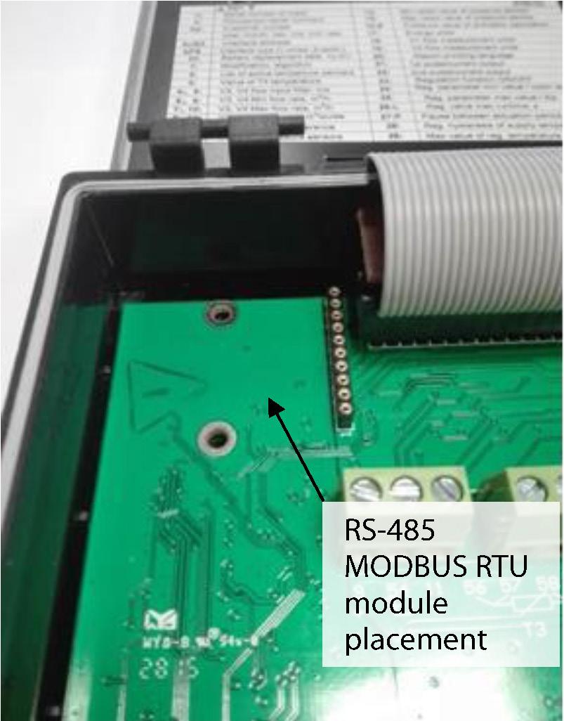 Montaż modułów w przeliczniku Moduł RS-485 MODBUS RTU jest podłączony do uniwersalnego złącza po lewej stronie urządzenia elektronicznego.