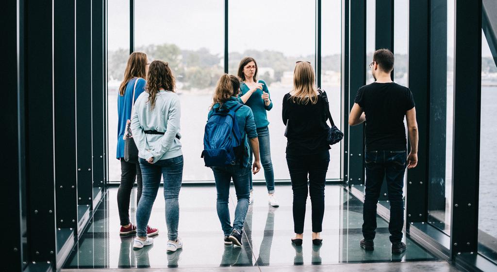 DOSTĘPNOŚĆ DLA OSÓB Z NIEPEŁNOSPRAWNOŚCIĄ SŁUCHU Coraz częstszą praktyką jest zatrudnianie osób Głuchych w instytucjach kulturalnych, aby to właśnie te osoby tworzyły ofertę dostępną dla swojej grupy