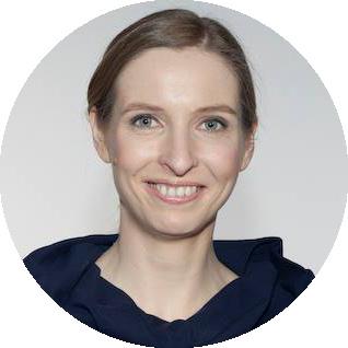 Jest psychologiem, na co dzień szkoli różne grupy z dobrych praktyk względem osób z niepełnosprawnościami.