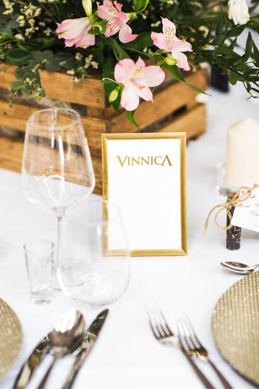 menu III 305 PLN / osobe PRZYSTAWKA (jedna do wyboru) Comber z królika owijany boczkiem nadziewany podgrzybkami i suszonymi pomidorami Rillete z łososia z serkiem philadelphia i awokado podana z