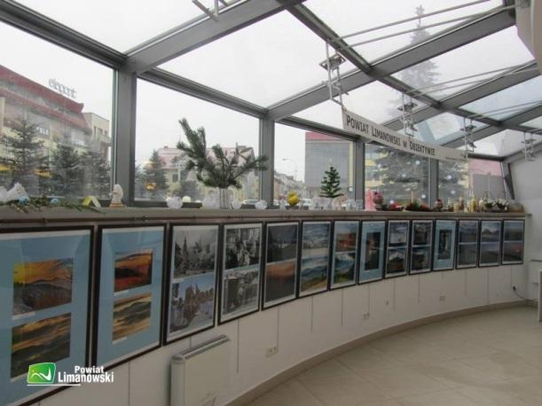 Wystawa była podsumowaniem corocznej edycji Powiatowego Konkursu Fotograﬁcznego, którego
