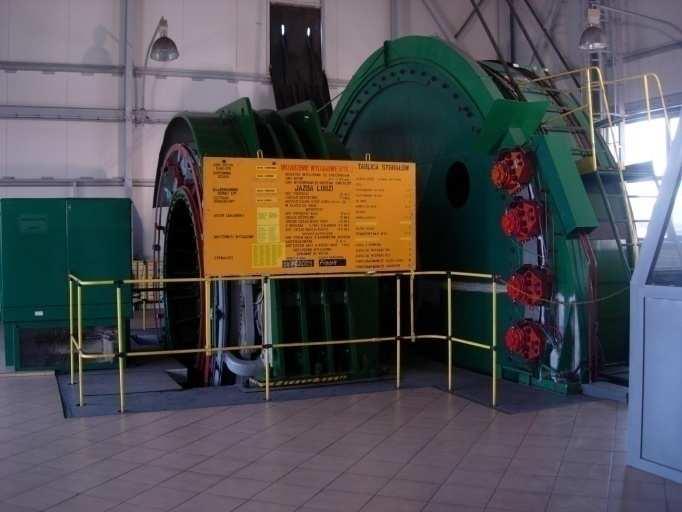 S t r o n a 1 Prezentacja wyników z realizacji projektu instalacji filtru aktywnego wyższych harmonicznych prądu Xinus 2MVA i kompensatora mocy biernej w systemie zasilania maszyny wyciągowej po