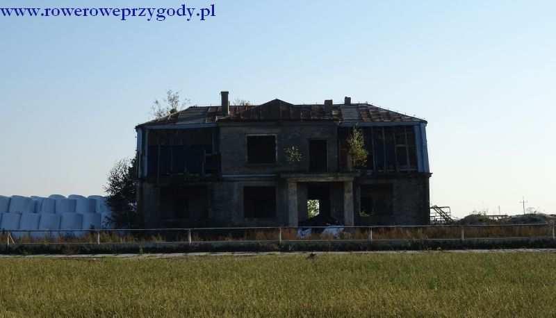 Zdjęcie nr 16 Zachowany do dzisiaj budynek, w którym mieszkał komendant niemieckiego obozu pracy w Krychowie. kierunku, do obozu trafili Polacy, którzy narazili się nazistom np.