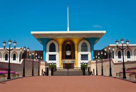 Przejazd do Wielkiego Meczetu Sultan Qaboos wyróżniającego się nadzwyczajną architekturą.