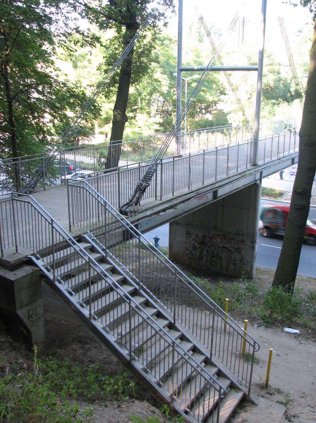 Konstrukcję nośną kładki stanowią dwie belki stalowe HEB 600 ustawione w rozstawie 3800 mm. Szerokość pomostu kładki 410 cm, a minimalna szerokość uŝytkowa w miejscu zakotwień lin 344 cm rys. 5.