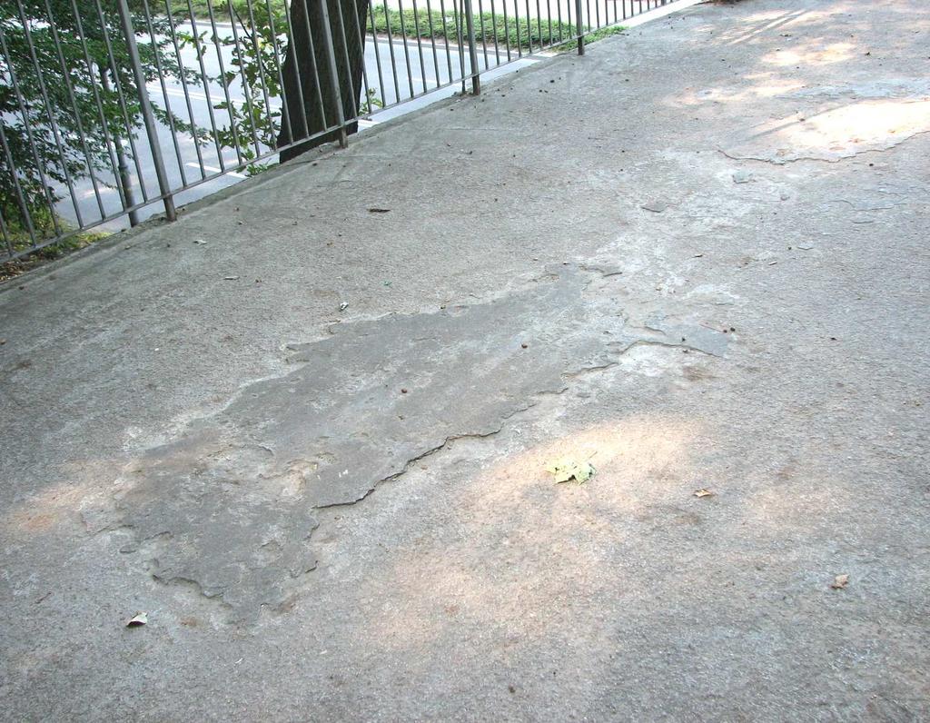 5 Filary i przyczółki zaprojektowano i wykonano jako ściany Ŝelbetowe o grubości 30 cm i szerokości 4,50 m. Przyczółki zaprojektowano jako współpracujące z murem oporowym podtrzymującym skarpy.