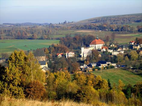 Z tego miejsca leśna droga prowadzi na północ południowym zboczem Góry Siodło i dochodzi do skrzyżowania dróg, gdzie można wybrać dwa warianty wędrówki, tj.