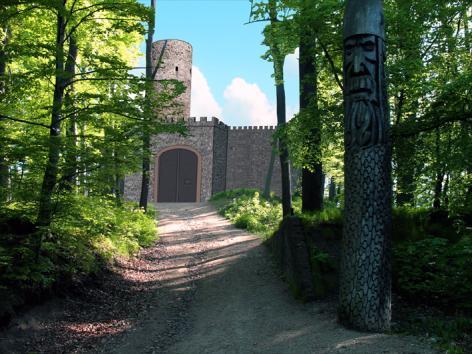 Rys.2 Zamek na Wzgórzu B. Krzywoustego (fotomontaż - E. Gronostaj) Dotychczas przeprowadzone badania archeologiczne nie udowodniły, że w tym miejscu stał jeleniogórski zamek. Wykonane na wzgórzu B.