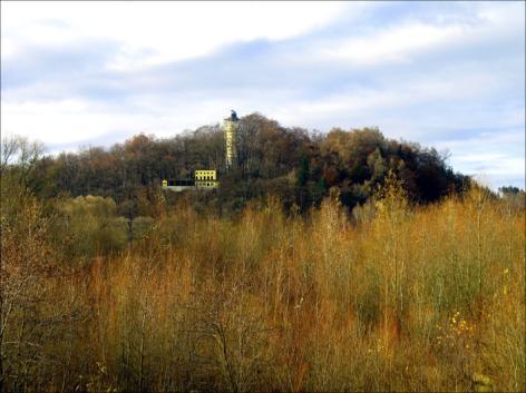 Rys.4 Wzgórze B. Krzywoustego (fotomontaż E. Gronostaj) Na przełomie XVIII i XIX w. Wzgórze Bolesława Krzywoustego jest celem wycieczek mieszkańców Jeleniej Góry oraz ulubionym miejscem rozrywki.