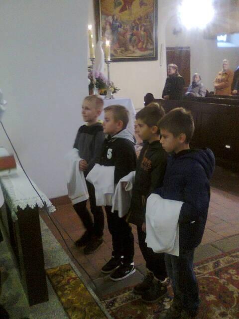 Po kilkumiesiecznym przygotowaniu, Kamil, Maciej, Marcin i Oliwier zostali przyjęci do grona służby liturgicznej w Jaźwinie. Uroczystość ta odbyła się w ostatnią niwdzielę października.