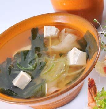 Zupy Misoshiru tradycyjna zupa z glonami wakame, serem tofu oraz porem Osuimono delikatny bulion rybny z
