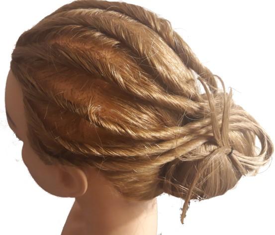 wygładzona Upięcie fryzury jest wykonane na bazie zamkniętego rulonu w tylnej partii głowy 7 Upięte