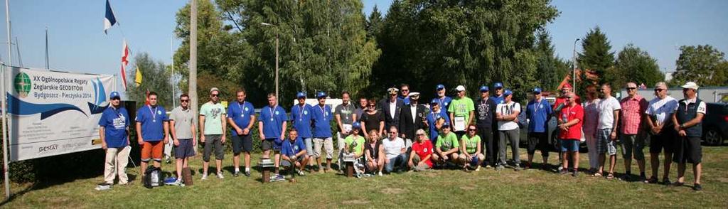 Rozgrywaniu zawodów sprzyjała słoneczna pogoda, ze zmiennym wiatrem. zawodnicy i organizatorzy XX regat żeglarskich geodetów 2014 na wspólnej fotografii.