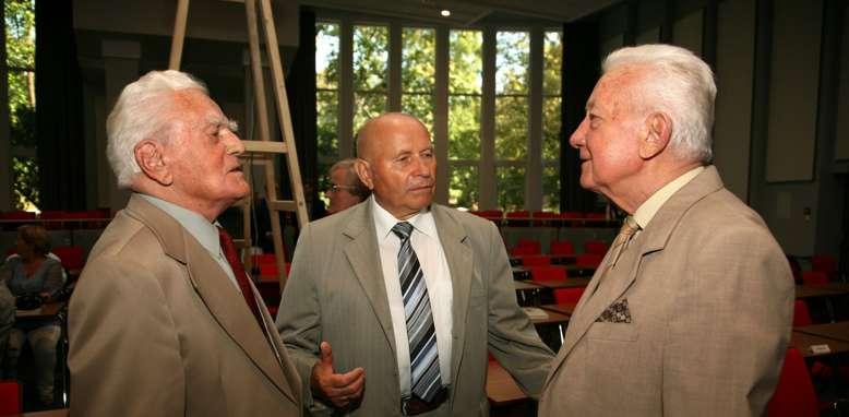 również Bolesław Krystowczyk, podkreślając niekonwencjonalne wymagania budowniczych. Chodziło o pominięcie w procesie montażu konstrukcji złożonej z dwóch rur średnicy 1.
