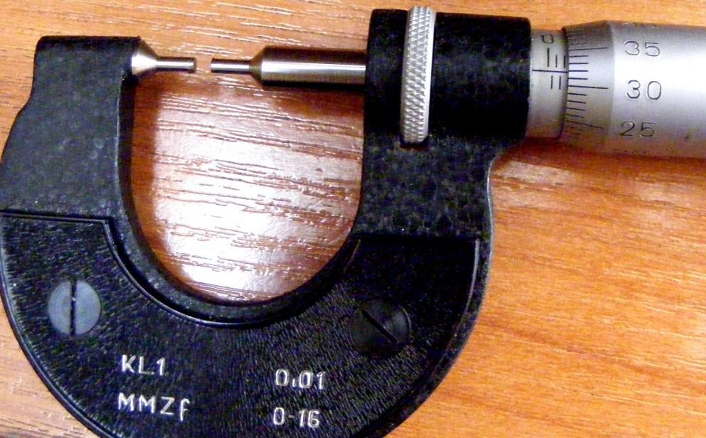 Którą wartość natężenia prądu AC wskazuje multimetr, jeżeli pomiaru dokonano na zakresie 0,3 A?