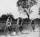 Historia roweru - nowe rodzaje rowerów Rowery były coraz chętniej wykorzystywane do uprawiania sportu. Wynalezienie roweru szosowego było efektem poszukiwań konstrukcji dedykowanej szybkiej jeździe.