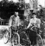Rower w Polsce pojawił się stosunkowo wcześnie. Skonstruował go warszawski malarz Edmund Perl w fabryce swojego ojca, Roberta Perla.