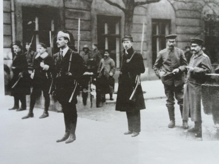 2. Pierwsza warta pełniona przez studentów warszawskich przed gmachem Pałacu Radziwiłłowskiego w Warszawie w dniu 11 listopada 1918 r.