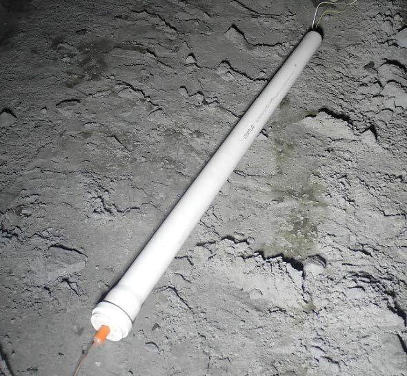 Do badań wykorzystano jeden ze stosowanych w kopalniach KGHM materiał wybuchowy emulsyjny luzem pobudzony zapalnikiem elektrycznym natychmiastowym o masie ładunku wtórnego równej 0,65 g PETN.