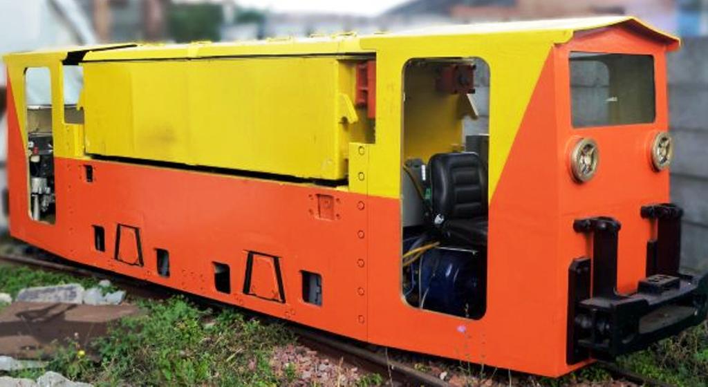 Zeszyty Problemowe Maszyny Elektryczne Nr 1/2014 (101) 125 wano na bieżąco). Lokomotywa jest wykorzystywana między innymi do transportu sekcji obudowy ścianowej do ścian wydobywczych [2]. 3.2. Lokomotywa akumulatorowa Lokomotywy akumulatorowe są z powodzeniem stosowane do transportu w podziemiach wyrobisk górniczych.