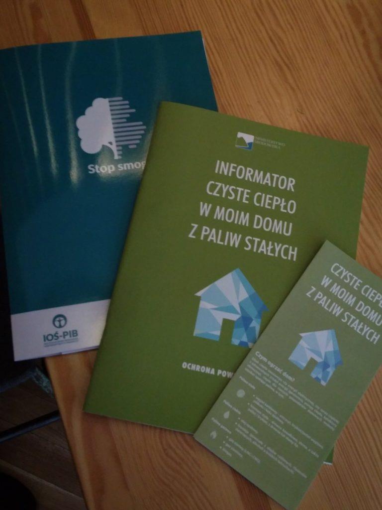 *Ministerstwo Środowisko w wydanym w październiku 2017 roku poradniku dotyczącym czystego i ekonomicznego palenia w piecach domowych również zalecają stosowanie tej metody spalania węgla i drewna.