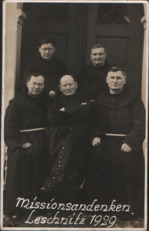 Księża, którzy pracowali w Januszkowicach Ksiądz Błażej Hawlitschka Dziekan honorowy Urodził się 2 lutego 1872 roku prawdopodobnie w Strzelcach Opolskich.