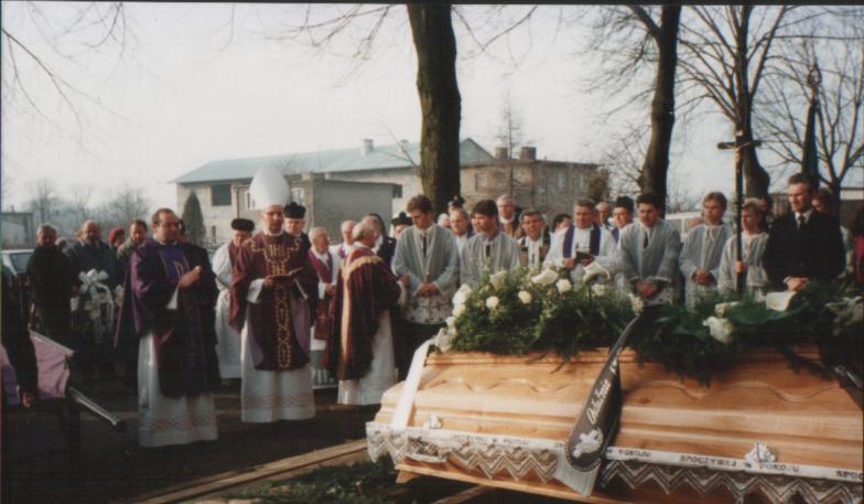 Ostatnie lata swego życia spędził w domu księży emerytów w Opolu.