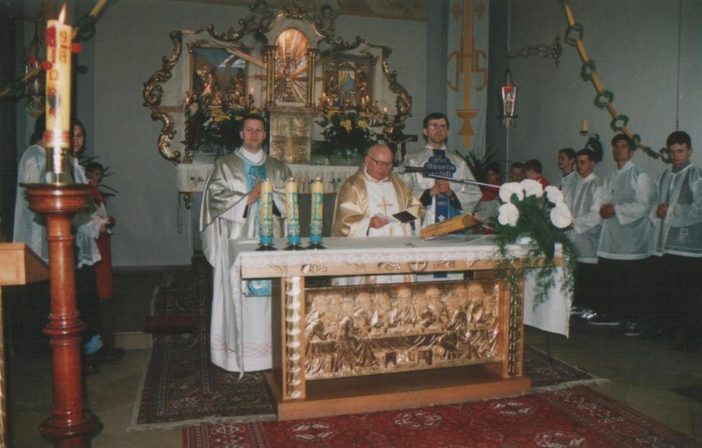 Foto 13. Maj 1992. Procesja dzieci pierwszokomunijnych z salki katechetycznej do kościoła.