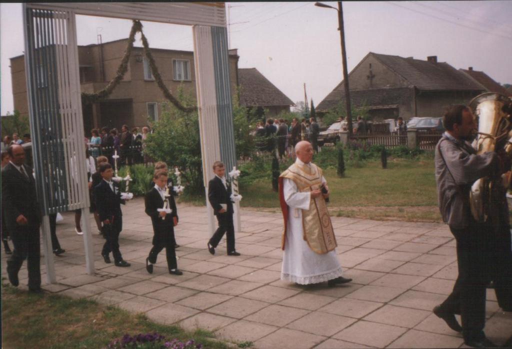wcześniej. Foto 14. 16 V 1999. Uroczystość I Komunii św. Przy ołtarzu ksiądz Adam Klyszcz oraz goście: ks.