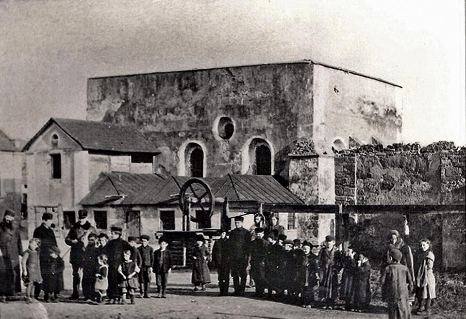 Stara synagoga w 1915 r. Rok później doszło do sporu z miejscową C.K. Komendą, dotyczącą osoby rabina.