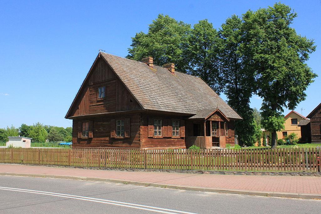 Muzeum Lat Dziecięcych Stefana Wyszyńskiego znajdujące się w budynku starej