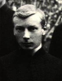 1912 1915 - był uczniem Gimnazjum Wojciecha Górskiego w Warszawie 1915 1917 - uczęszczał do Prywatnej Siedmioklasowej Szkoły Handlowej Męskiej w Łomży
